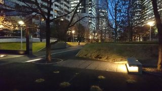 大人がくつろぐ公園
