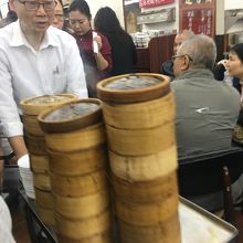 ワゴン登場で人だかり