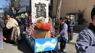 七福神が飴を配る