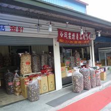 谷関温泉街：シイタケを販売しているお店、シイタケが名産なので