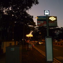キングアルバートパーク駅地上に出たBukit Timah道り