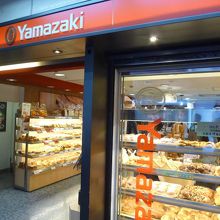 ヤマザキパンで、カレーパンと揚げパンを買いました。