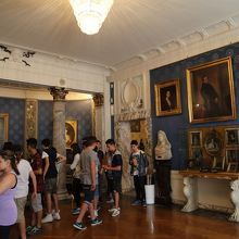 学生さんたちは課外授業かな。