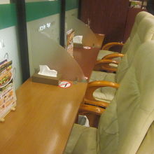 リーズナブルに利用できるカフェテラス席の様子