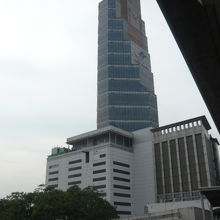アーリー駅の傍の緑の樹々に囲まれた三角のっぽの高いビルです。