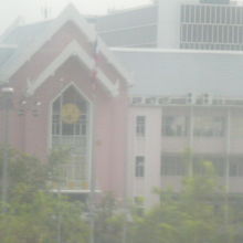 ＢＴＳのアーリー駅の周辺には、色鮮やかな建物と緑が目立ちます