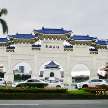 奥が紀念堂です