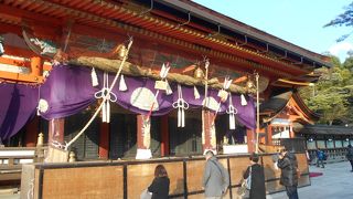 さすがに京都を代表する神社で参詣人が多い