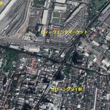 サバーンクワイ駅は、ウィークエンドマーケットの近くにあります