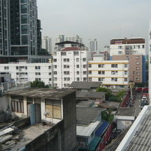 ＢＴＳサパーンクワイ駅の近くの低い建物は、新しくありません。