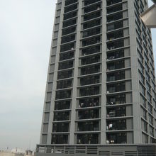 ＢＴＳサパーンクワイ駅の西側の高層ビルです。駅傍のビルです。