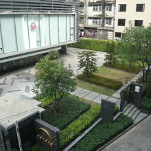 ＢＴＳの傍の国道沿いには、高級コンドミニアムもあります。