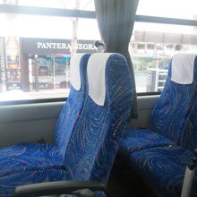 バスのシートもふかふかで快適に移動できます