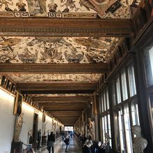 中が広すぎるので人は分散されるんですね。