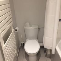 左側にタオルなどを干せる電熱パネルが付いています