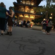 日本館には50の塔や鳥居があります