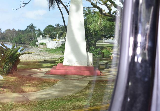 ウマタック湾の海岸に建つ白い記念碑