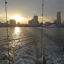 船尾から見えた横浜の街並みと夕焼