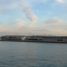 ピア赤レンガ倉庫の桟橋から見える横浜大桟橋