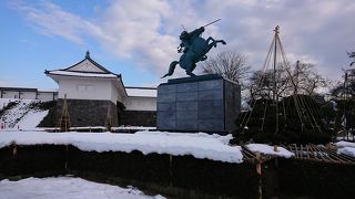 V字の兜がかっこいい