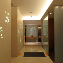 ラウンジ内は茶芸館のような落ち着いたデザインです