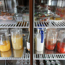 冷蔵庫にはチーズ・カナッペやフルーツなど