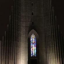 ステンドグラスが美しいです。