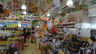 地元の特産品やお土産がたくさん販売されています。