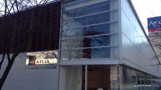 入るとすぐにカフェもある