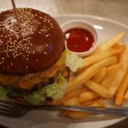 酸味のあるテリヤキバーガーみたいなソース