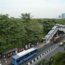 ３番出口を出ますと、歩道橋の向こうに、バスの停留所があります