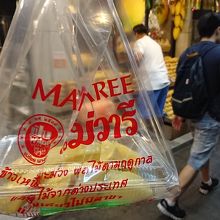 カットしたマンゴーをお持ち帰り