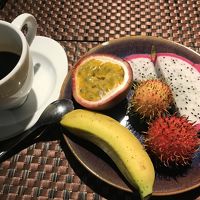 朝食。大好きなフルーツとベトナムコーヒー