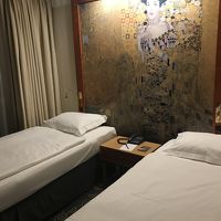 クリムトの大きな絵が描かれています