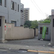 都会の住宅地に位置するお寺