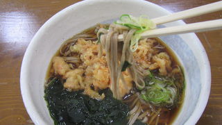 修善寺駅構内でテーブルや椅子もある便利な食事処