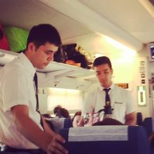 朝食をサービズするスタッフ