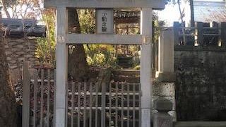 東参道の入り口にあります