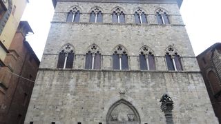 道向かいに建つ・・・