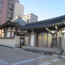 山門と塀越しに眺める本堂の様子