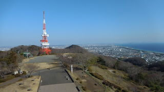 軽いハイキングに最適です。車でも登れる絶景ポイント。