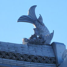 山門上部の鯱の装飾にも目を奪われました