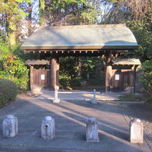 南西側の山門の様子