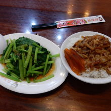 魯肉飯と空心菜炒め
