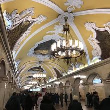 この美しさは地下鉄の駅とは思えない。