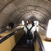 長くて急な階段エレベーター。