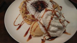 椅子は固いけど、ハンバーガーやパンケーキは美味しい。