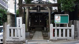 ビルの中の古い神社