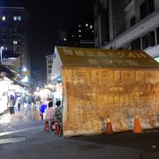 サンルート裏手に小さな夜市