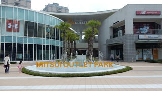 カジュアルブランドやフードコートが充実。台湾の書店「誠品」も入る